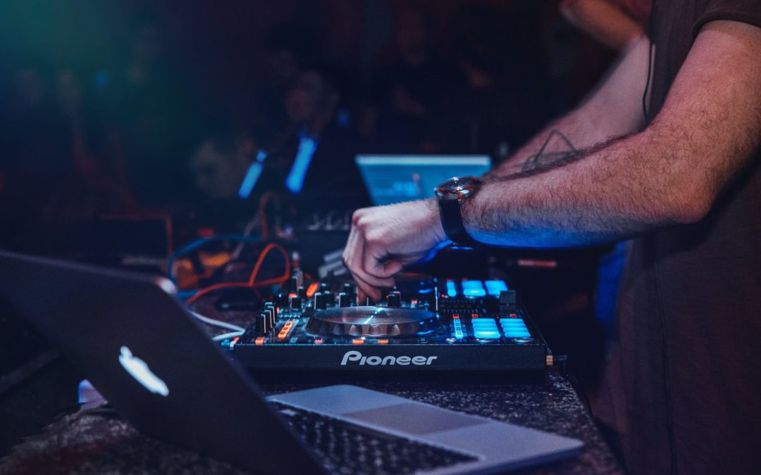La Revolución de la Producción Musical y DJ: Claves para una Formación Exitosa